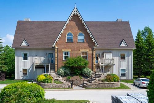 una grande casa con tetto marrone di Still Winds - Private Patio - Shuttle to Blue a Collingwood