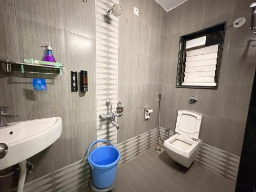 Vannituba majutusasutuses Hotel Bramha Inn Aundh Wakad Rooms Restaurant Banquet