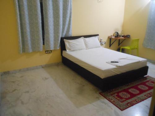 En eller flere senge i et værelse på Jeetaverse Hospitality Services Limited