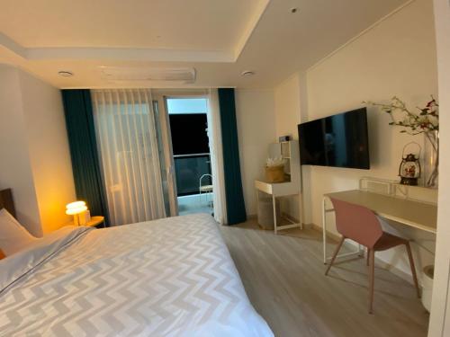 Μια τηλεόραση ή/και κέντρο ψυχαγωγίας στο 스테이 윤 써밋베이1009