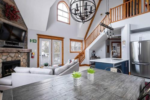 Køkken eller tekøkken på Lookout Lodge - Private Patio - Shuttle to Blue