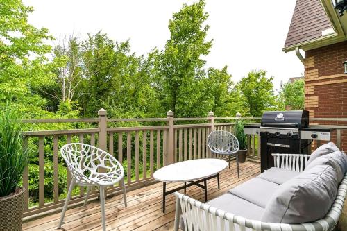 En balkon eller terrasse på Lookout Lodge - Private Patio - Shuttle to Blue