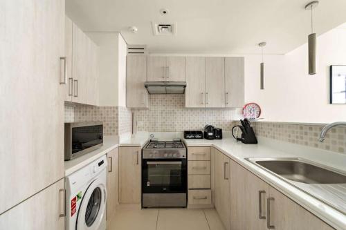 Nhà bếp/bếp nhỏ tại Stylish 1BR in Palm Jumeirah with Rooftop Pool