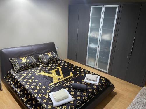 Un dormitorio con una cama negra con estrellas doradas. en Panorama Bulevar, en Niš