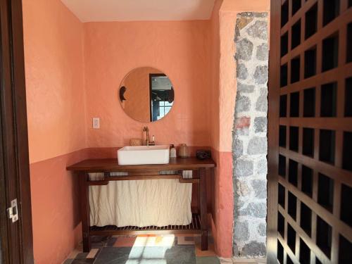 ein Badezimmer mit Waschbecken und Spiegel in der Unterkunft Ha Giang Aya Lodge by Localvietnam in Dồng Văn