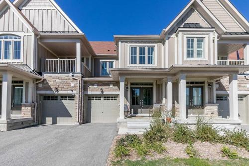 ein Haus mit einer Auffahrt davor in der Unterkunft Luxury Townhome - Private Patio Shuttle Trails in Collingwood