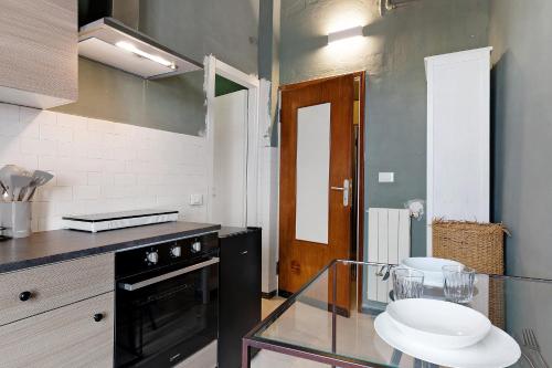 cocina con encimera de cristal y fogones en Casa Rinchiosa, en Marina di Carrara