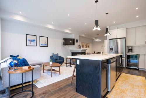 una cucina a pianta aperta e un soggiorno in un appartamento di Blue Mountain Townhome - Patio Shuttle Trails a Collingwood