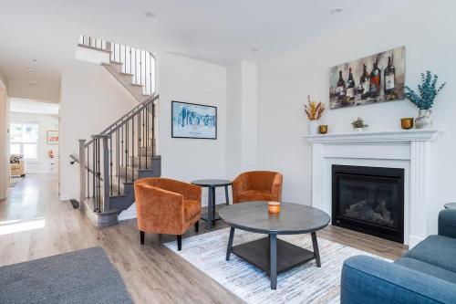 ein Wohnzimmer mit Kamin, Tisch und Stühlen in der Unterkunft Luxury Mountain Townhome - Shuttle Patio & Trails in Collingwood