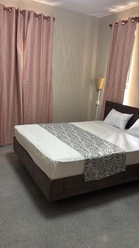 Ένα ή περισσότερα κρεβάτια σε δωμάτιο στο Hébergement Mont Adonis