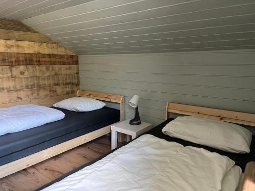 sypialnia z 2 łóżkami i lampką w obiekcie Parc Sonnleiten - Vakantiehuis 12 personen w mieście Gnesau Sonnleiten