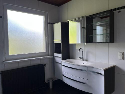 mała kuchnia ze zlewem i oknem w obiekcie Parc Sonnleiten - Vakantiehuis 12 personen w mieście Gnesau Sonnleiten