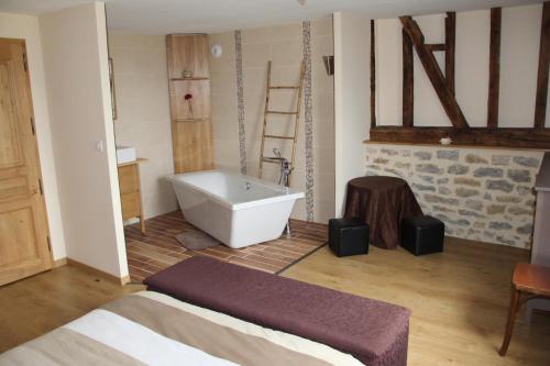 un bagno con vasca e lavandino di Chez adele a Bouvellemont