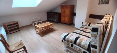 un soggiorno con un divano e una poltrona di Chez adele a Bouvellemont