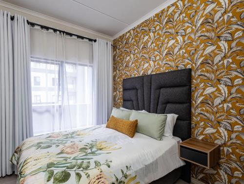 Woodland Haven في ميدراند: غرفة نوم بسرير كبير مع نافذة كبيرة