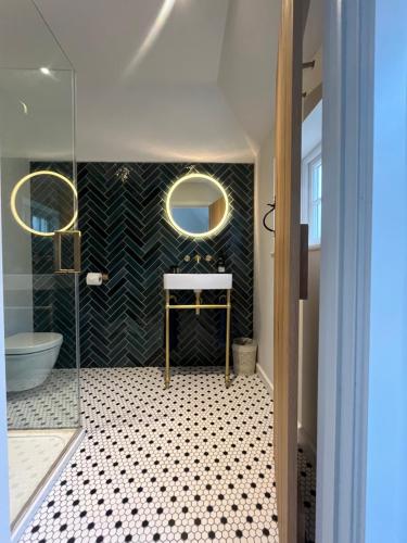 Un baño de Luxury Designer Boutique Annexe - Walk to Award Winning Pub