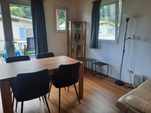 a living room with a wooden table and chairs at Parc Sonnleiten - Chalet 4 persoons in Gnesau Sonnleiten