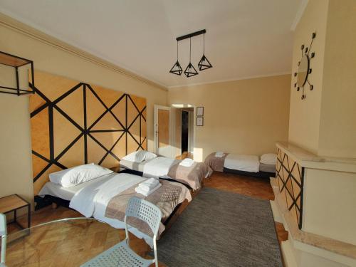 Una cama o camas en una habitación de Villa Gold Poznań