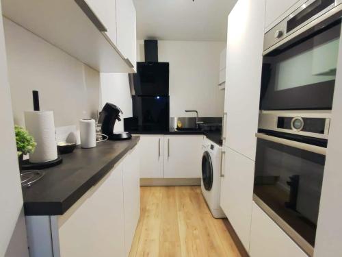 Η κουζίνα ή μικρή κουζίνα στο La Parenthèse Corbehemoise, Stationnement, Wifi