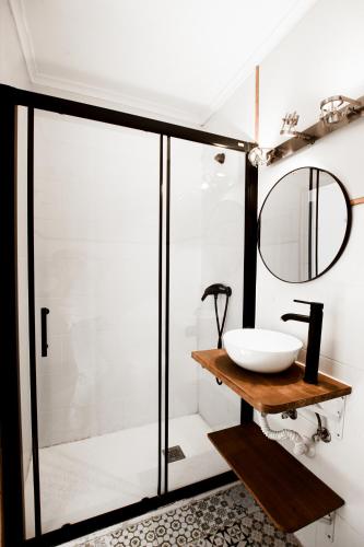a bathroom with a sink and a mirror at Latas Surf Lodge in Loredo