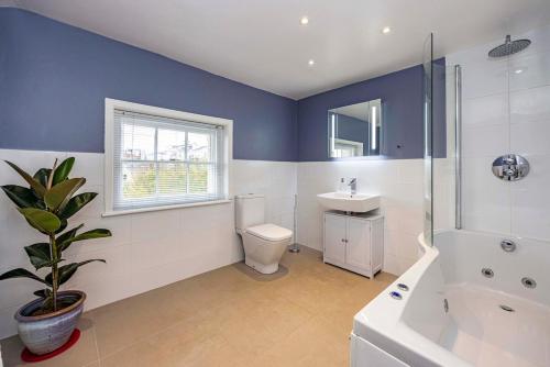 Et badeværelse på Luxury three-bedroom apartment in Nottingham City Centre