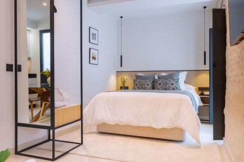 塞维利亚Luxurious Studio overlooking Casa Pilatos的带床和镜子的卧室