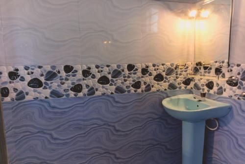 KiriwalagamaFeelATHome STAY - Near sinharajaya的浴室里有洗手池和镜子