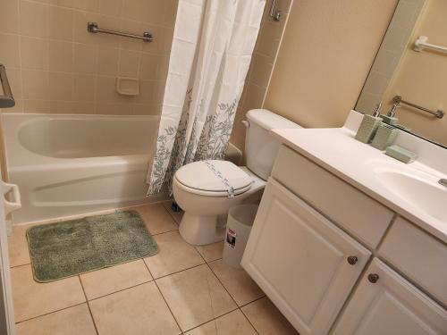 um banheiro com um vaso sanitário branco e uma pia em Work Ready Quite Comfy Bedrooms in Palm Coast Perfect for Mid-Term Stay em Palm Coast