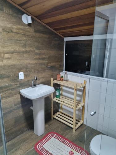 a bathroom with a sink and a shower at CASA em CAMBURI in São Sebastião