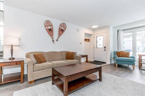 Χώρος καθιστικού στο Snow Pine - 10 minute drive to Blue