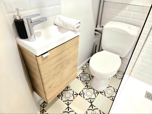a small bathroom with a toilet and a sink at Charmant studio typique & cosy au Cœur de Caen in Caen