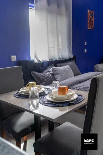 een tafel met daarop borden met eten bij Studio apartment complex in Serekunda