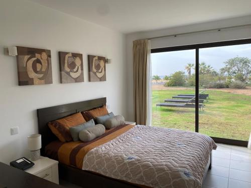 En eller flere senge i et værelse på Casa de Cabo Verde