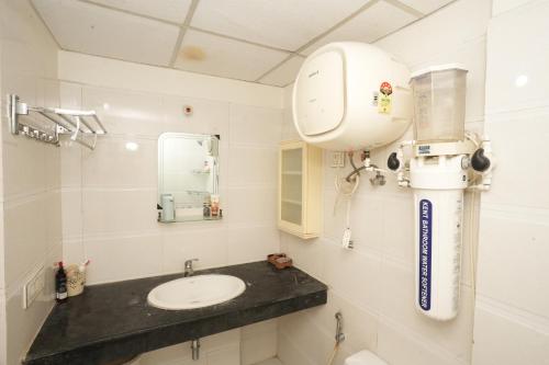 加济阿巴德Adriadna Homes City Comfort Stay Simple, Stylish Comfortable的配有水槽和吹风机的浴室