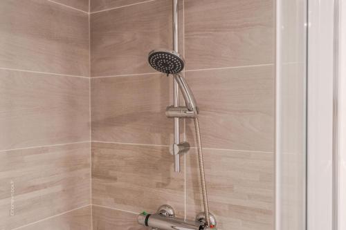 GuérardF2, near Disney的浴室里有淋浴喷头的淋浴