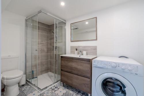 ein Badezimmer mit Toilette und Waschmaschine in der Unterkunft F2, near Disney in Guérard