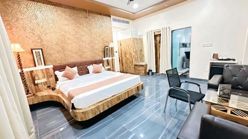 Giường trong phòng chung tại Spree Ashodev Hotel