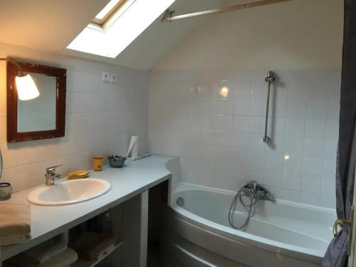 Koupelna v ubytování Spacieux logement avec piscine à Orville