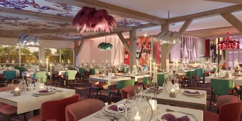 Un comedor con mesas, sillas y candelabros. en Royal Palace Hotel & Spa, en Kirrwiller