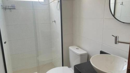 a bathroom with a shower and a toilet and a sink at A 5 min da Praia-Vista Pôr do Sol · Piscina , Ar in Maceió