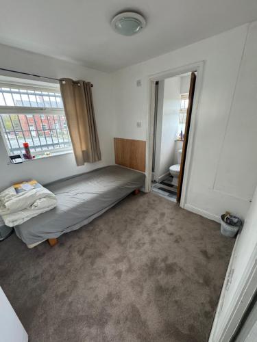 En eller flere senge i et værelse på Crofton accommodation