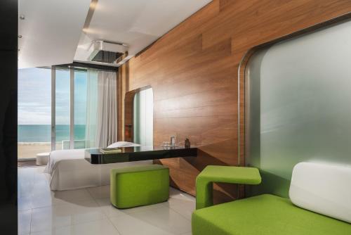 Зона вітальні в i-Suite Hotel