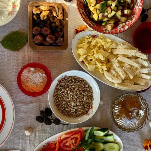 een tafel met kommen met verschillende soorten eten bij Meshe Eco-village in Lankaran