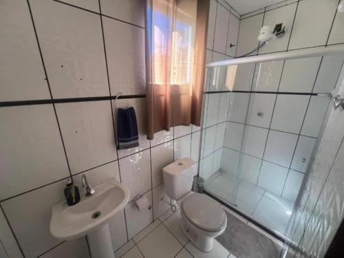 马塔迪圣若昂Hostel Litoral Norte Praia do Forte Bahia的浴室里有马桶、洗手池和淋浴。