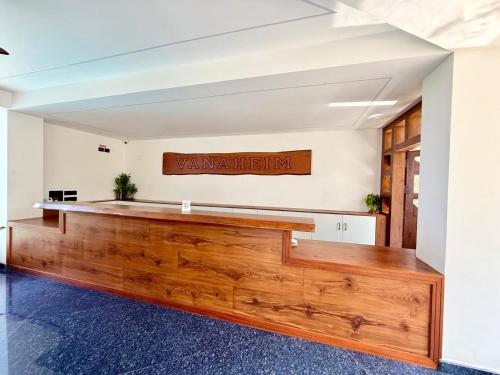 瓦加蒙Vanaheim Resort的大房间中间设有一张大型木凳