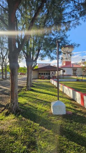 eine Baumgruppe vor einem Gebäude in der Unterkunft Apartamento de 1 quarto próximo a praia - Com Estacionamento Rotativo in Tramandaí