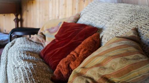 eine Nahaufnahme von zwei Kissen auf einem Bett in der Unterkunft Camping Ont Moeten - Romney Lodge in Rekken