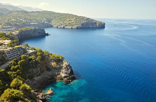 索列尔港Jumeirah Mallorca的海水中的一个岛屿