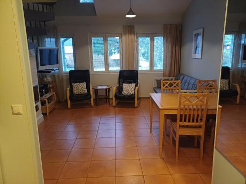 Et opholdsområde på Lomahuoneisto paritalossa Puustila B