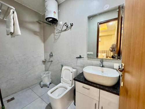 Koupelna v ubytování ARBIN HOTEL Akshay Premium suites 1 BHK Serviced Apartments Near Artemis Hospital Sector 52